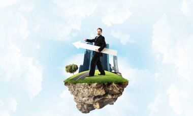 Takım elbiseli genç işadamı, elinde kocaman beyaz bir pankartıyla uçan adada duruyor. Arka planda bulutlu bir gökyüzü manzarası var.