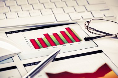 Klavye gözlüklü ve mali belgeleri masada olan iş yeri