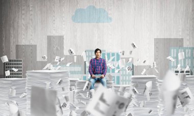 Belgeleri arka plan üzerinde kabataslak cityscape manzaralı uçan arasında casual giyim oturuşta çekici bir adam. Karışık teknik.