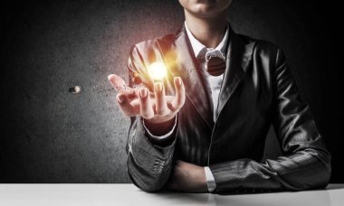 İşadamı ile arka planda gri duvar onun elinde sunan parlayan güneş sistemi uygun. 3D render.