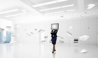 İş kadını kafasına silah tutmak yerine TV elbiseli kağıt uçaklar ofis binası içinde uçan arasında duran geçti. 3D render.