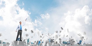 Kağıt belgeleri Clear sky ile arka plan üzerinde uçan arasında duran el kitabı ile uydurarak iş adamı. Karışık teknik.