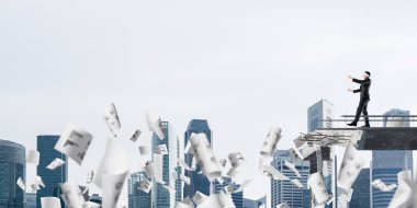 Kağıtları kocaman bir boşluk ile beton köprü üzerinde gizli tehditler ve riskler sembolü olarak uçan arasında blindfolded yürüyüş iş adamı. Cityscape görünümü arka plan üzerinde. 3D render.