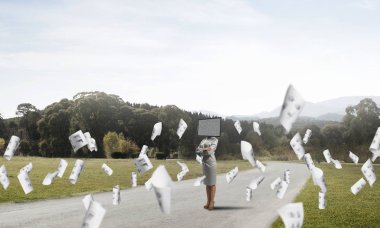 İş kadını kafasına silah tutmak yerine Tv ile takım ayakta kağıtları güzel manzara ile arka plan üzerinde uçan arasında yol üzerinde çarpı işareti.