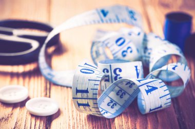 Ahşap masadaki dikiş seti aksesuarlarının parlak görüntüsü