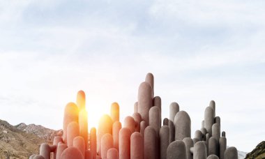 Açık havada, arka planda güzel manzaralı yüksek ve büyük taş sütunların görüntüsü. Duvar kağıdı, telif alanı olan arkaplan.