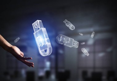 Palmiye cam usb simgesinde tutan işadamı kapatın. Karışık teknik