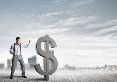 Öfkeli genç işadamı yumruklanmış dolar sembolüyle kaza yapacak.