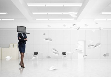 Kağıt uçaklar ofis binası içinde uçan arasında duran iş kadını kıyafetli dizüstü bilgisayar kafasına silah tutmak yerine geçti. 3D render.