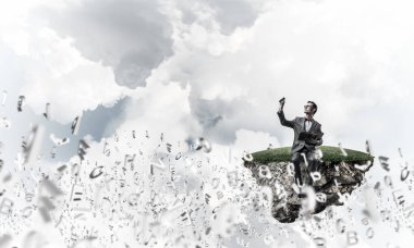 Komik adam kırmızı gözlük ve ada ve okuma kitabı üzerinde oturan takım elbise