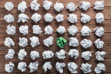 Fikir olarak ahşap masanın üzerine buruşmuş beyaz kağıt parçası.