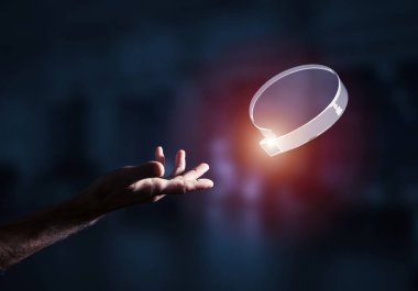 İş adamlarının elleri cam konuşma balonuna internet konsepti olarak dokunuyor. Karışık ortam