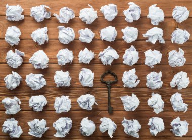 Buruşuk Kağıt ahşap masa üzerinde birçok topları arasında Vintage anahtarı