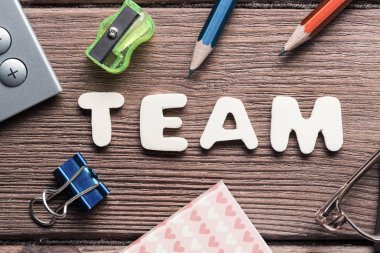 Ahşap yüzey üzerinde iş öğeleri ile çalışma alanı'nın Üstten Görünüm