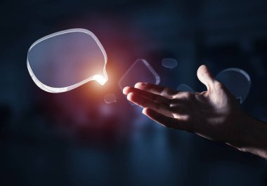 İş adamlarının elleri cam konuşma balonuna internet konsepti olarak dokunuyor. Karışık ortam