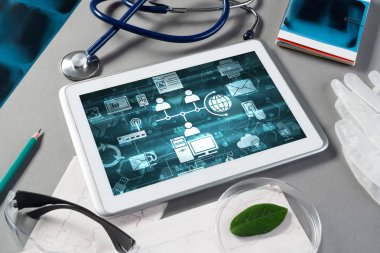 Üst ten masada tablet ile modern tıp kavramı