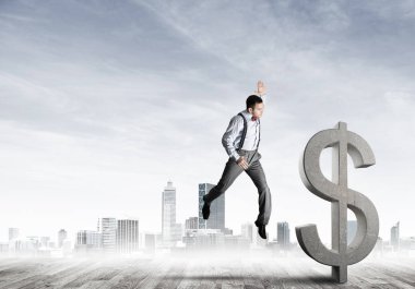 Öfkeli genç işadamı yumruklanmış dolar sembolüyle kaza yapacak.