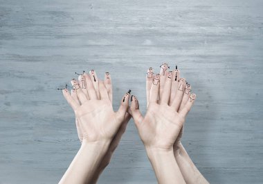 Aşkı ve mutluluğu temsil eden kadın ve erkeğin elleri