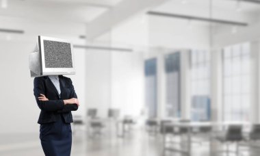 İş kadını kıyafetli kafa duran içinde ofis binası geçti silah tutmak yerine monitörle görüntü kırpılmış.