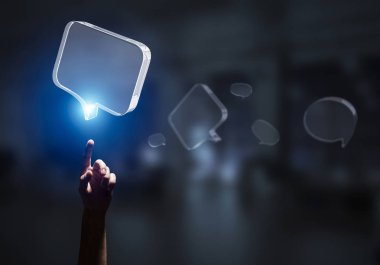 İş adamlarının elleri cam konuşma balonuna internet konsepti olarak dokunuyor. Karışık ortam