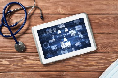 Üst ten ahşap masa üzerinde tablet ile modern tıp kavramı