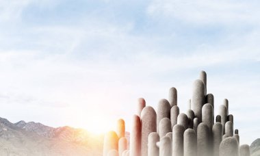 Açık havada, arka planda güzel manzaralı yüksek ve büyük taş sütunların görüntüsü. Duvar kağıdı, telif alanı olan arkaplan.