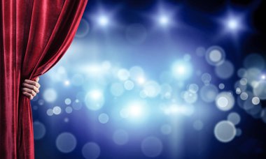 İşadamı el açık kırmızı kadife perde sahne alanı'nın yakın çekim