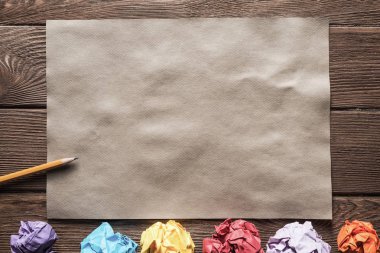 Buruşuk kahverengi kağıt levha ve kalem ahşap tablo