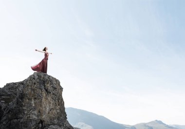 Genç çekici kadın rahatlatıcı yaz gün ayakta rock üstte