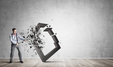 Kararlı işadamı çekiç evi beton figürüyle yıkılacak.