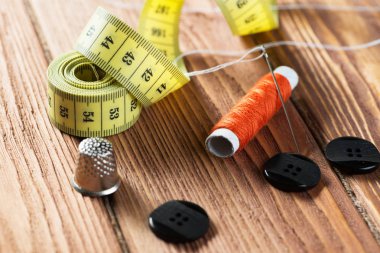 Ahşap masadaki dikiş seti aksesuarlarının parlak görüntüsü