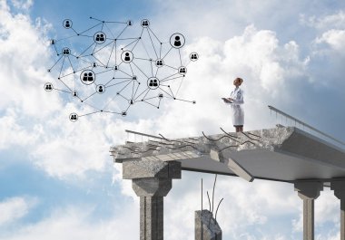 Kavramsal görüntü tamirhane ve sosyal medya ağ yapısı ile interracting ucunda beyaz üniforma ayakta kendine güvenen kadın doktor. Tıp sektöründe kavramı. Manzaralı arka plan üzerinde