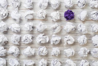 Bir takım buruşuk kağıt toplar ve tek renkli