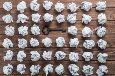 Buruşuk Kağıt ahşap masa üzerinde birçok topları arasında Vintage anahtarı