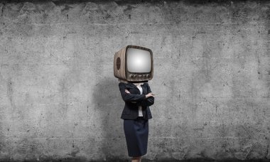 Arka plan üzerinde duran gri karanlık Duvar ile boş oda içinde iş kadını kıyafetli kafa silah tutmak yerine eski Tv ile geçti.