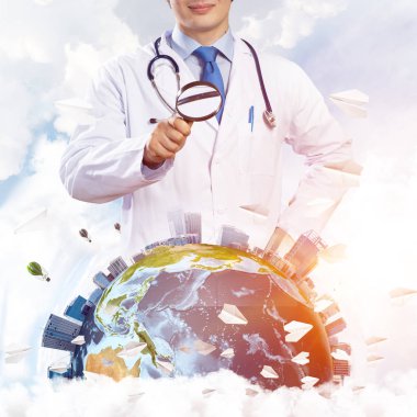 Beyaz takım ve dünya küre ile bulutlu gökyüzü arka plan üzerinde büyüteç aracılığıyla keşfetmek boynunda steteskop profesyonel adam doktor görüntü kırpılmış. Tıp sektöründe kavramı. Nasa tarafından döşenmiş bu görüntü unsurları