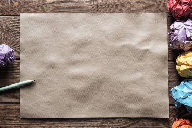 Buruşuk kahverengi kağıt levha ve kalem ahşap tablo