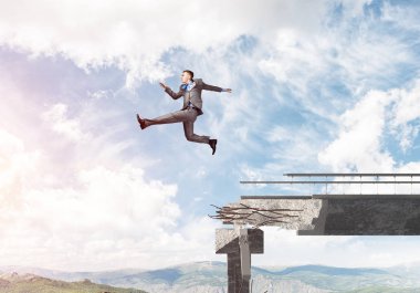 Kocaman bir boşluk içinde beton köprü üstünden atlayarak zorlukların üstesinden sembolü olarak iş adamı. Hava ve doğa arka planda görüntüleyin. 3D render.