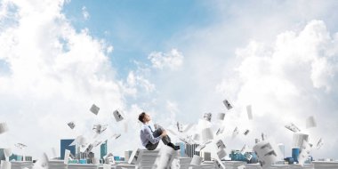 İş adamı uzak belgeler kağıtları Clear sky ile arka plan üzerinde uçan arasında yığını üzerinde otururken arıyorum. Karışık teknik.