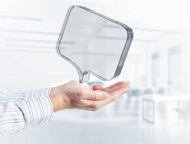 Cam konuşma balonunu internet konsepti olarak gösteren iş adamlarının eli kapalı. Karışık ortam