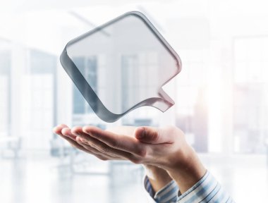 Cam konuşma balonunu internet konsepti olarak gösteren iş adamlarının eli kapalı. Karışık ortam