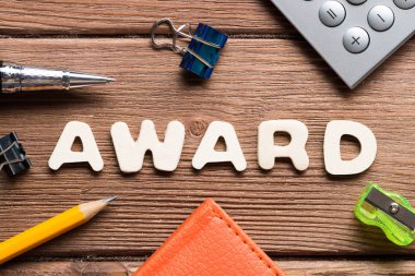 Ahşap yüzey üzerinde iş öğeleri ile çalışma alanı'nın Üstten Görünüm