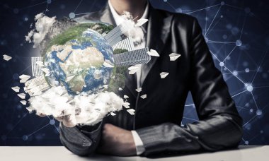 İş binaları ile dünya küre elinde tutmak ve kağıt uçak uçan takım elbiseli adamı closeup. Bu görüntü unsurları Nasa tarafından döşenmiştir.