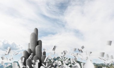 Açık havada güzel manzara ile kağıtları arka plan üzerinde uçan arasında yer alan yüksek ve büyük taş sütunlar görüntüsü. Duvar kağıdı, zemin ile boşaltmak.