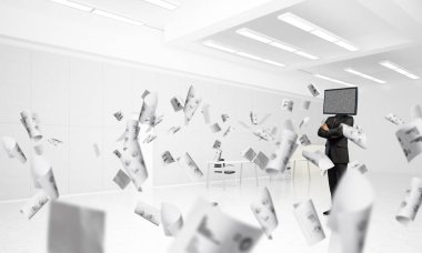 Kafasına silah tutmak yerine TV elbiseli işadamı duran kağıtları ofis binası içinde uçan arasında geçti. 3D render.