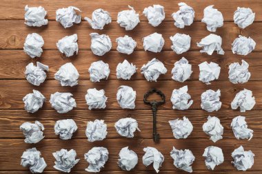 Buruşuk Kağıt ahşap masa üzerinde birçok topları arasında Vintage anahtarı