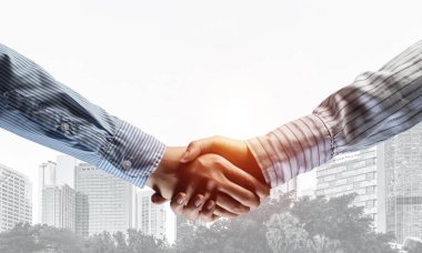 Ortaklık için sembolü olarak el sıkışan iş adamları kapatın. Karışık teknik