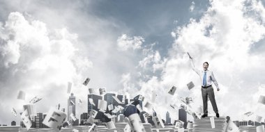 Kağıt belgeleri Clear sky ile arka plan üzerinde uçan arasında duran el kitabı ile uydurarak iş adamı. Karışık teknik.