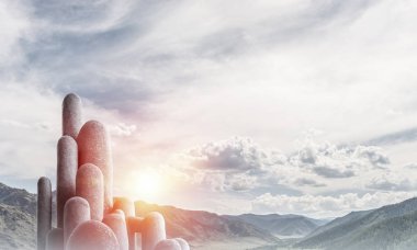 Açık havada, arka planda güzel manzaralı yüksek ve büyük taş sütunların görüntüsü. Duvar kağıdı, telif alanı olan arkaplan.