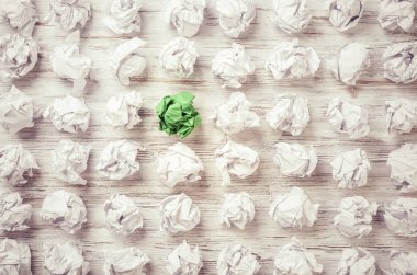 Bir takım buruşuk kağıt toplar ve tek renkli